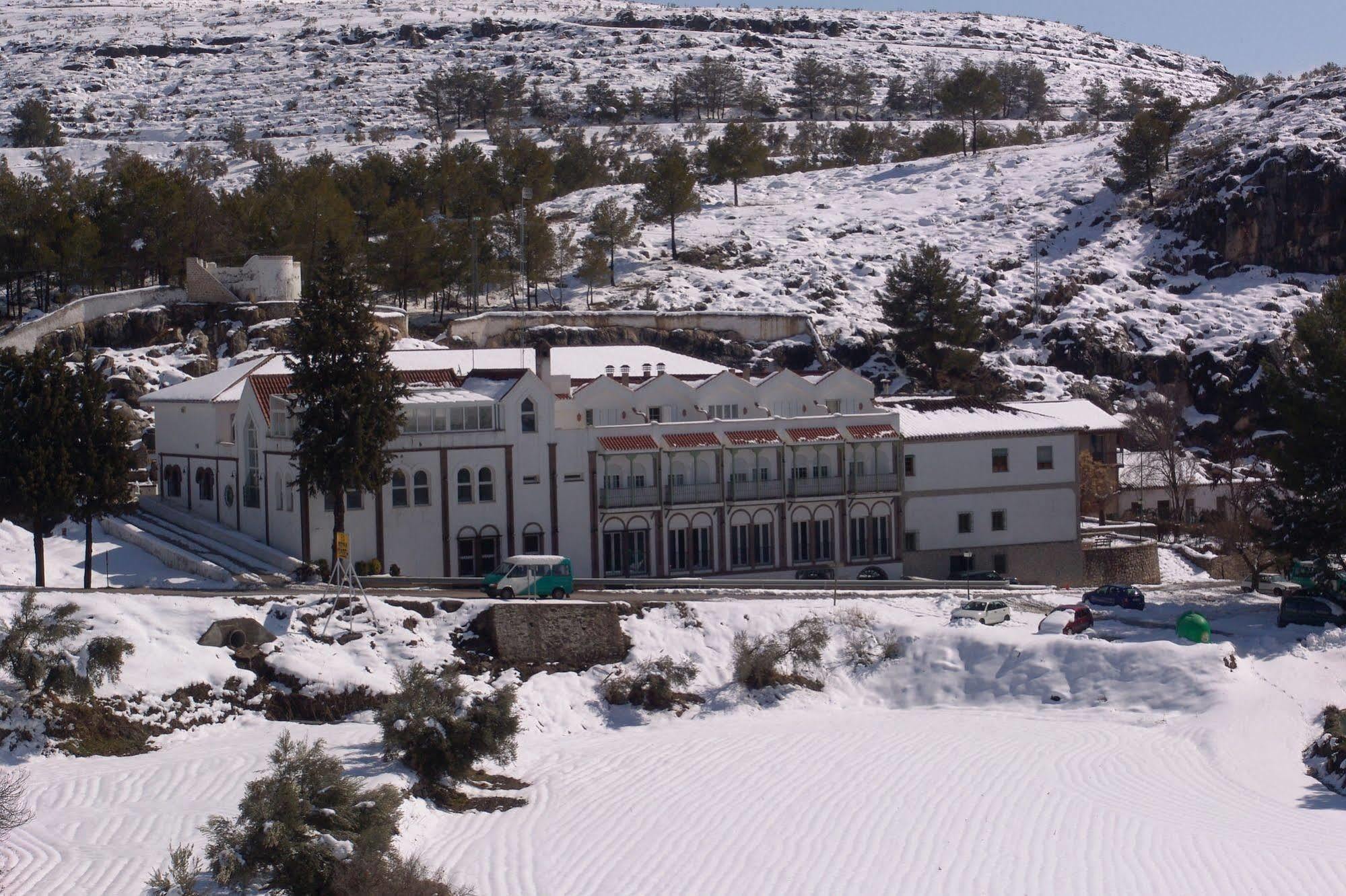Balneario De Alicun De Las Torres ビジャヌエバ・デ・ラス・トーレス エクステリア 写真